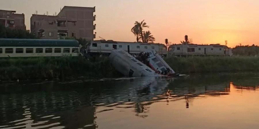 فيديو | استنفار أمني بعد تصادم قطارين وسقوطهما في إحدى الترع بمصر - اليوم الإخباري